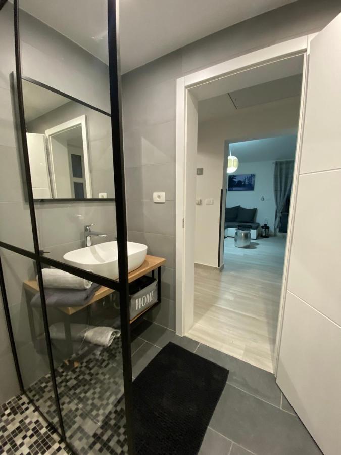 Apartma Mija-Dekani Eksteriør billede