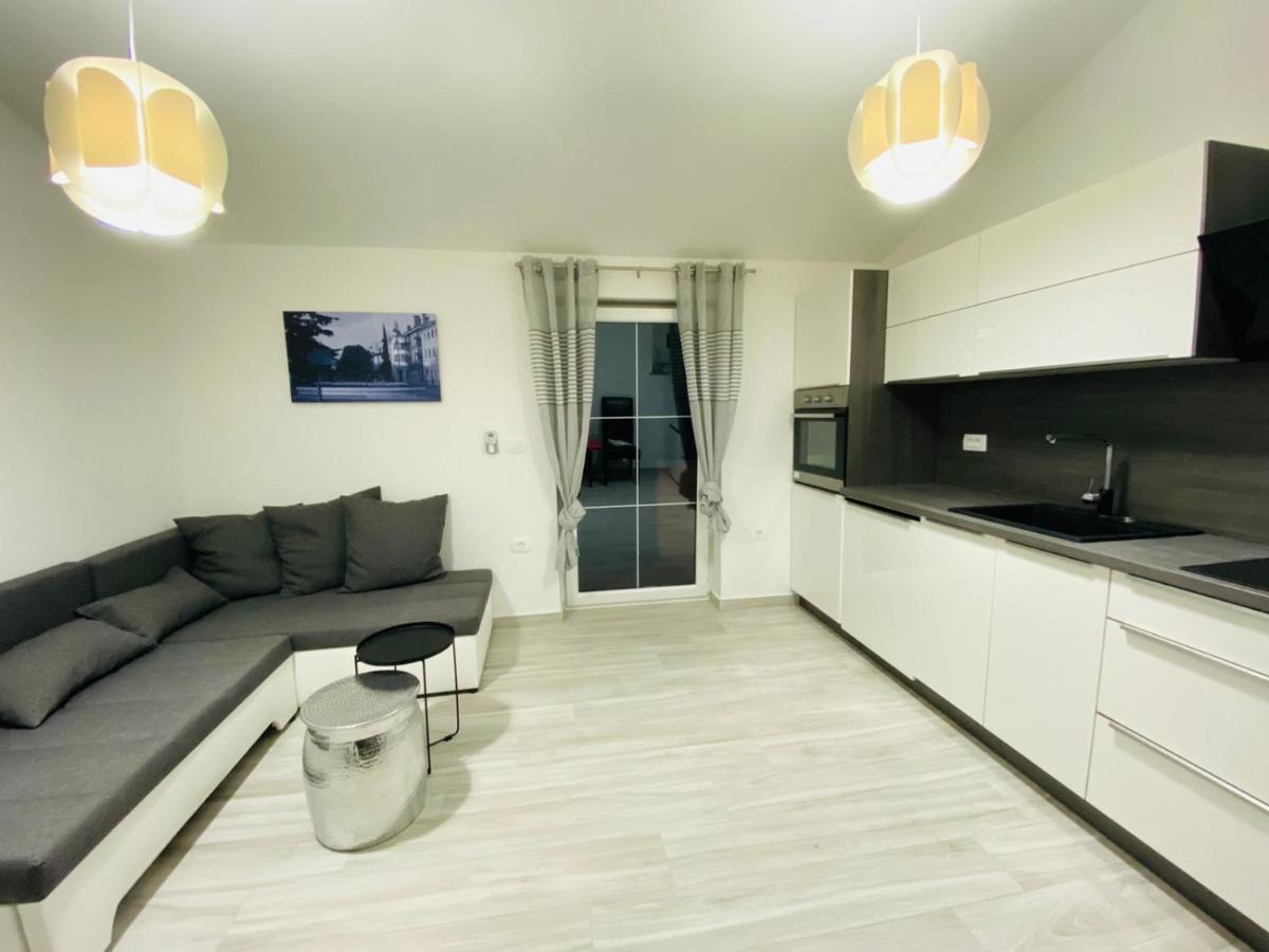 Apartma Mija-Dekani Eksteriør billede